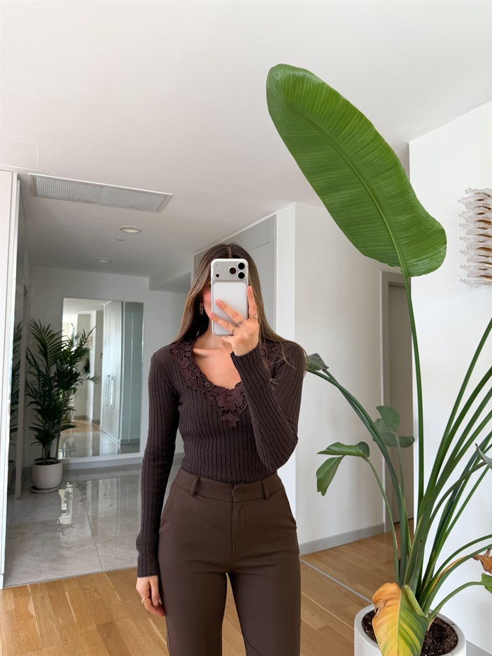 Ginevra Yakadan Dantelli Triko - Kahve