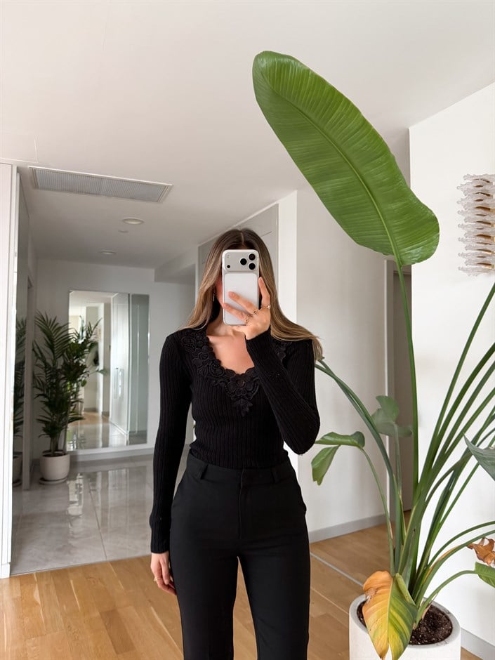 Ginevra Yakadan Dantelli Triko - Siyah