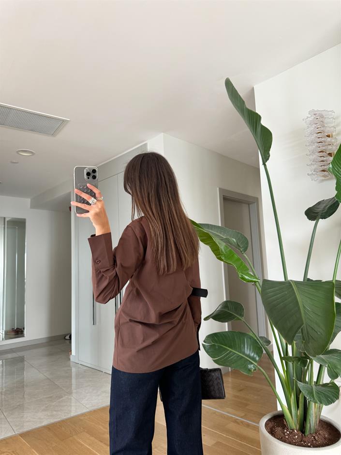 Kahve Deri Kemer Detaylı Kruvaze Gömlek