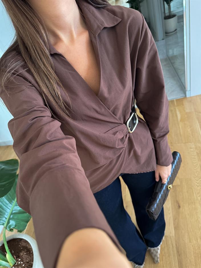 Kahve Deri Kemer Detaylı Kruvaze Gömlek