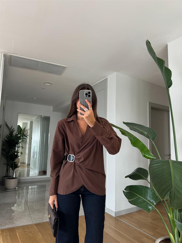 Kahve Deri Kemer Detaylı Kruvaze Gömlek