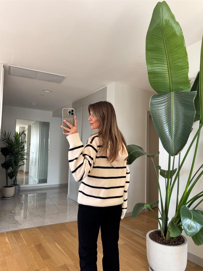 Kapüşonlu Siyah Çizgili Tüylü Hırka