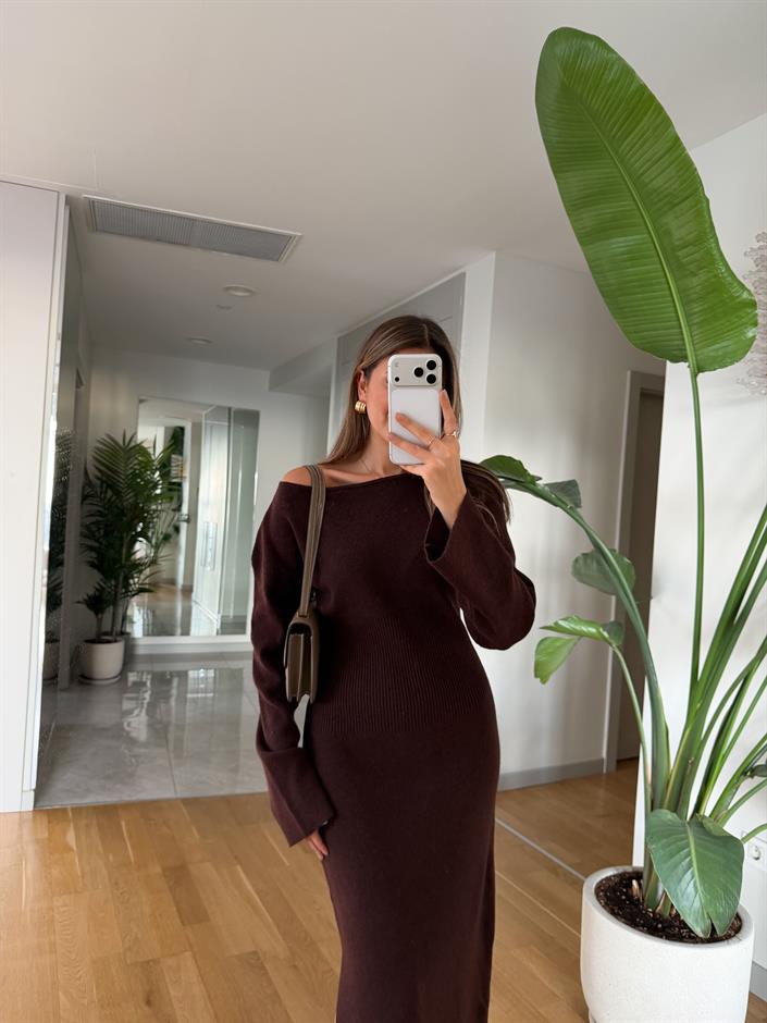 Kayık Yaka Yırtmaçlı Triko Elbise - Kahve