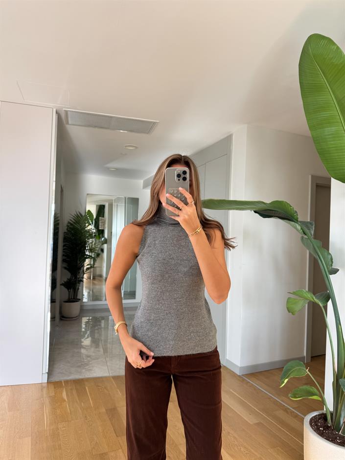 Kolsuz Boğazlı Triko - Gri