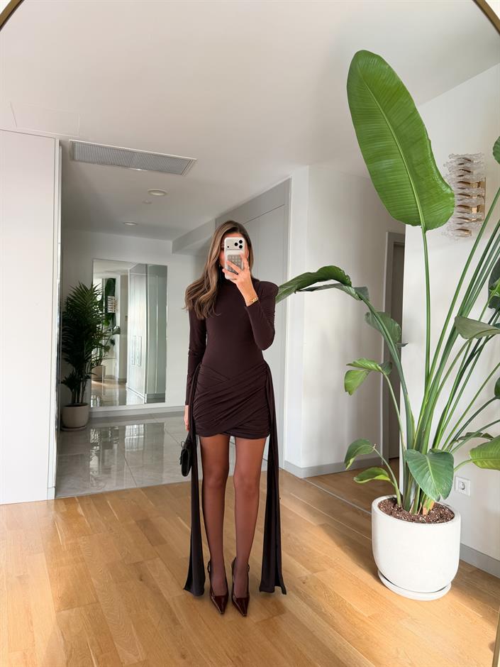 Kuyruklu Drapeli Vatkalı Elbise - Kahve