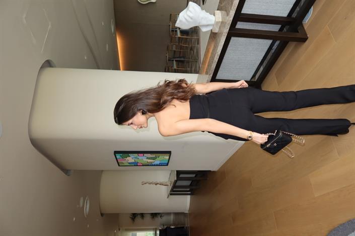 Merve Aksoy Paçası Yırtmaçlı Fit Pantolon-Siyah