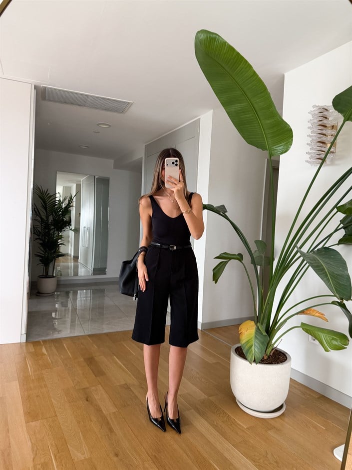 Pile Detaylı Kemerli Şehir Boy Şort - Siyah