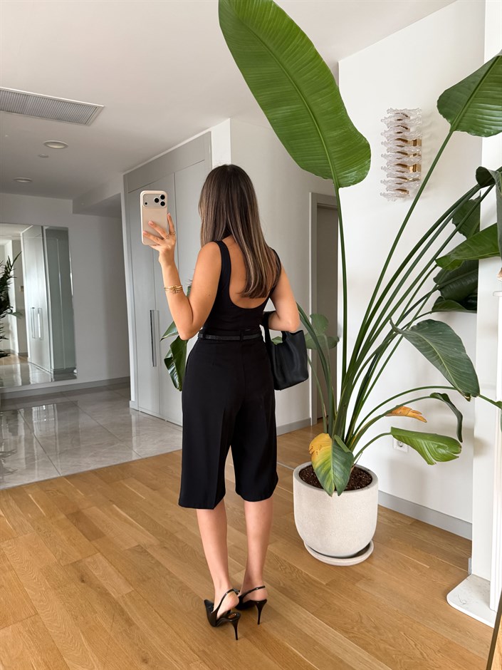 Pile Detaylı Kemerli Şehir Boy Şort - Siyah