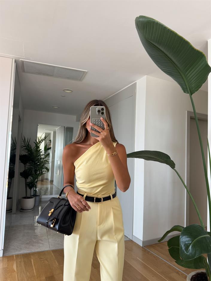 Qu Asimetrik Yaka Drapeli Bluz - Sarı 