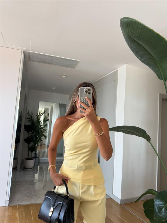 Qu Asimetrik Yaka Drapeli Bluz - Sarı 