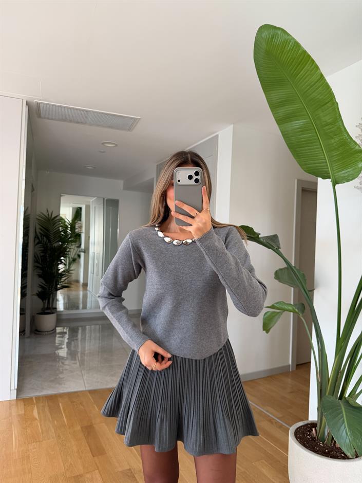 Quinn Yakası Boncuklu Triko Kazak - Gri