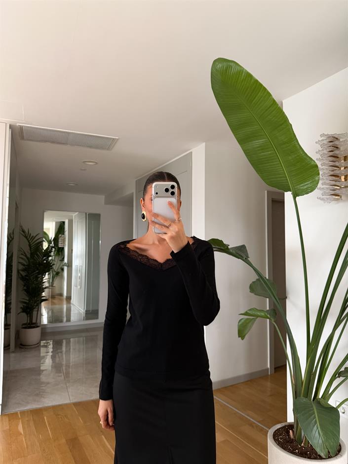 Ruller V Yaka Dantel Detaylı Triko - Siyah