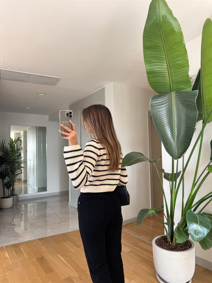 Siyah Çizgili Gold Düğmeli Hırka