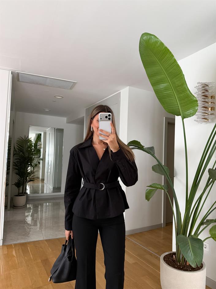 Siyah Kemerli Vatkalı Gömlek