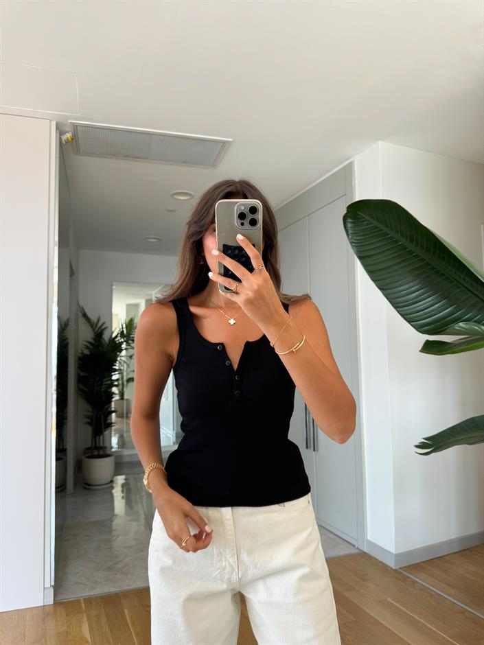 Siyah Yakası Düğmeli Atlet