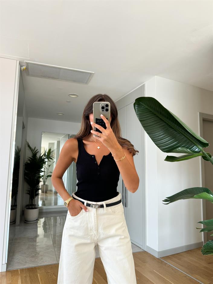 Siyah Yakası Düğmeli Atlet