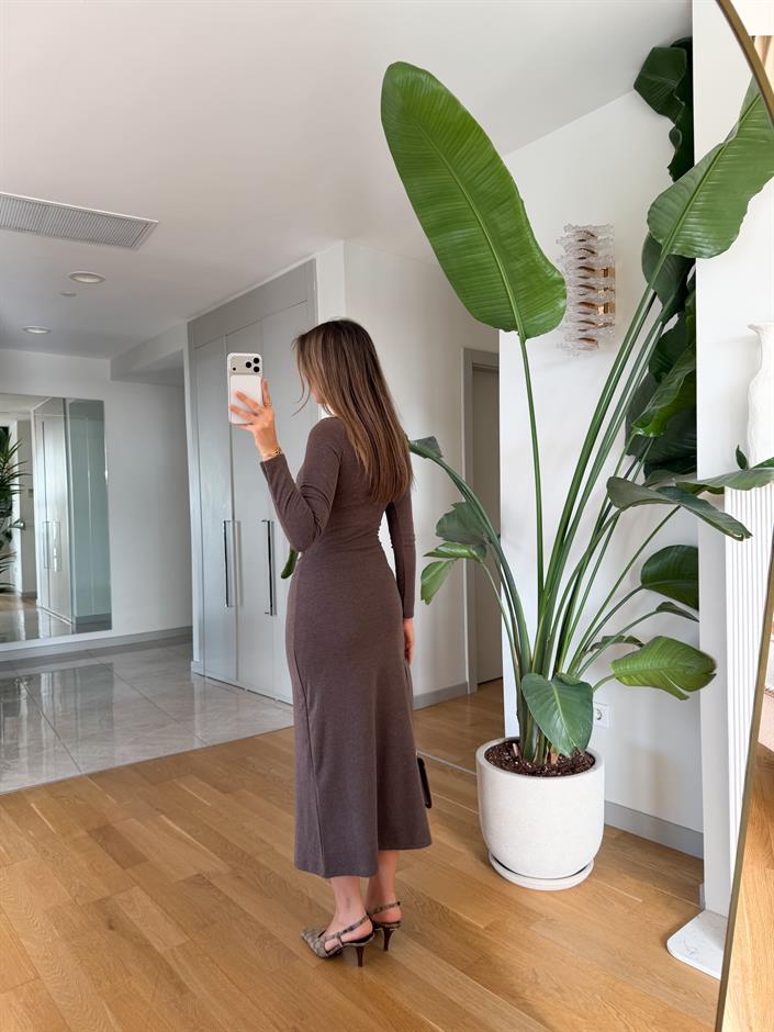 Suita Kayık Yaka Beli Büzgülü Elbise - Kahve