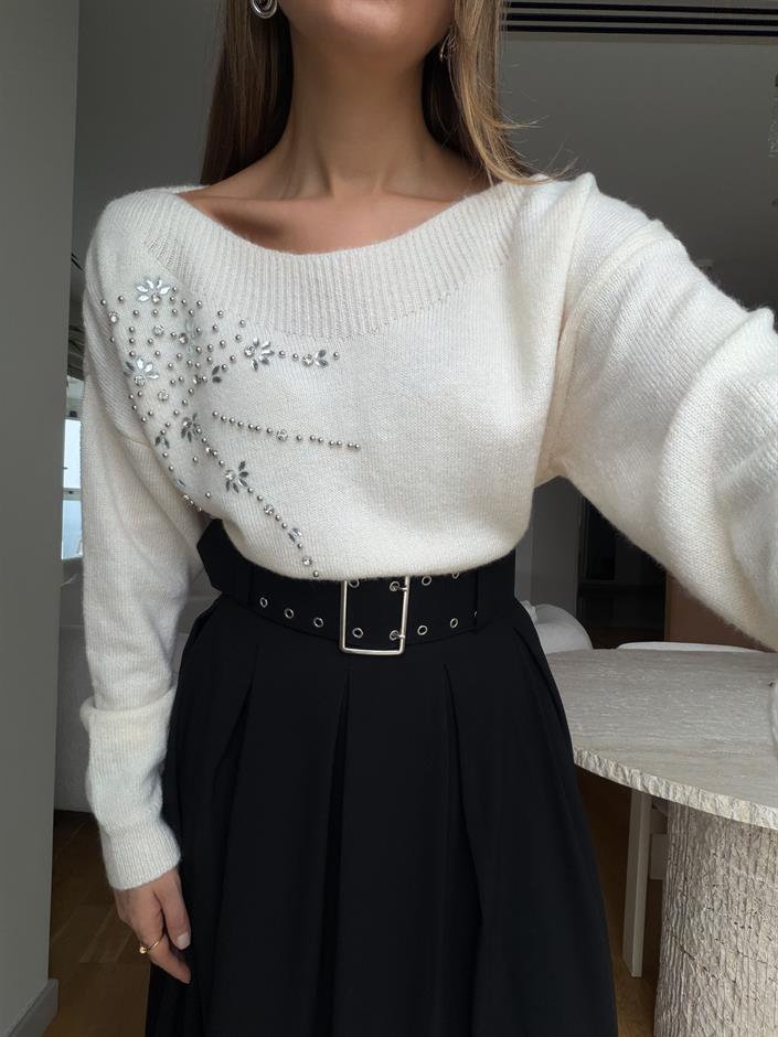 Taş İşlemeli Kayık Yaka Triko - Ekru 