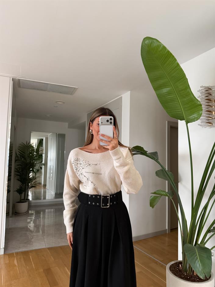 Taş İşlemeli Kayık Yaka Triko - Ekru 