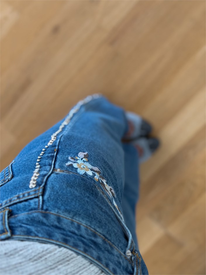 Taşlı Çiçek Nakışlı Jean