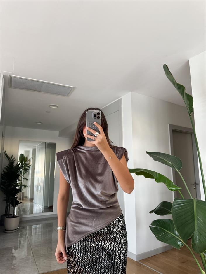 Vatkalı Verev Kesim Kadife Bluz-Vizon