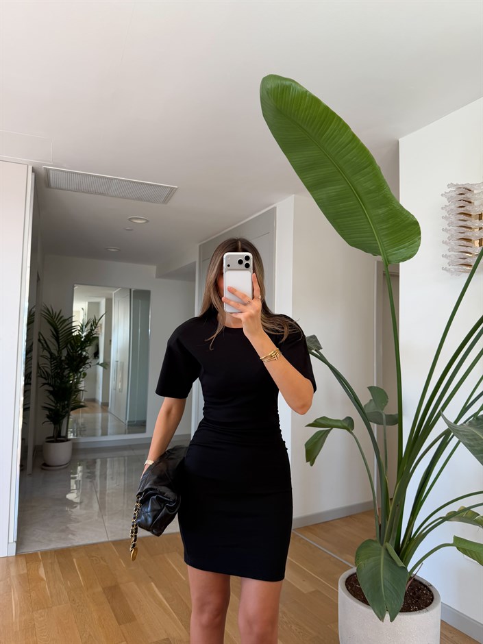 Vatkalı Yanları Büzgülü Basic Elbise - Siyah