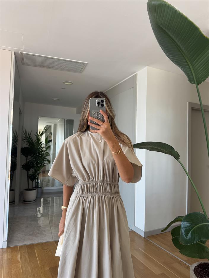 Yarasa Kol Beli Lastik Detaylı Midi Elbise - Taş