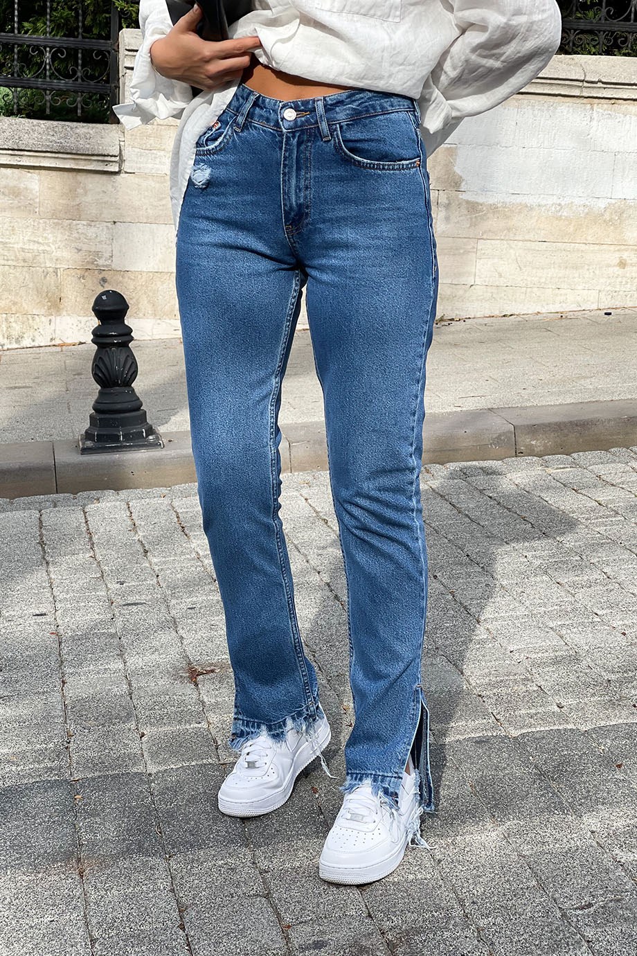 Paçası Yırtmaçlı Straight Jean