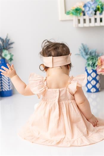 Kız Bebek Yakası ve Eteği Fırfırlı Nakışlı Vual Elbise - Yavruağzı