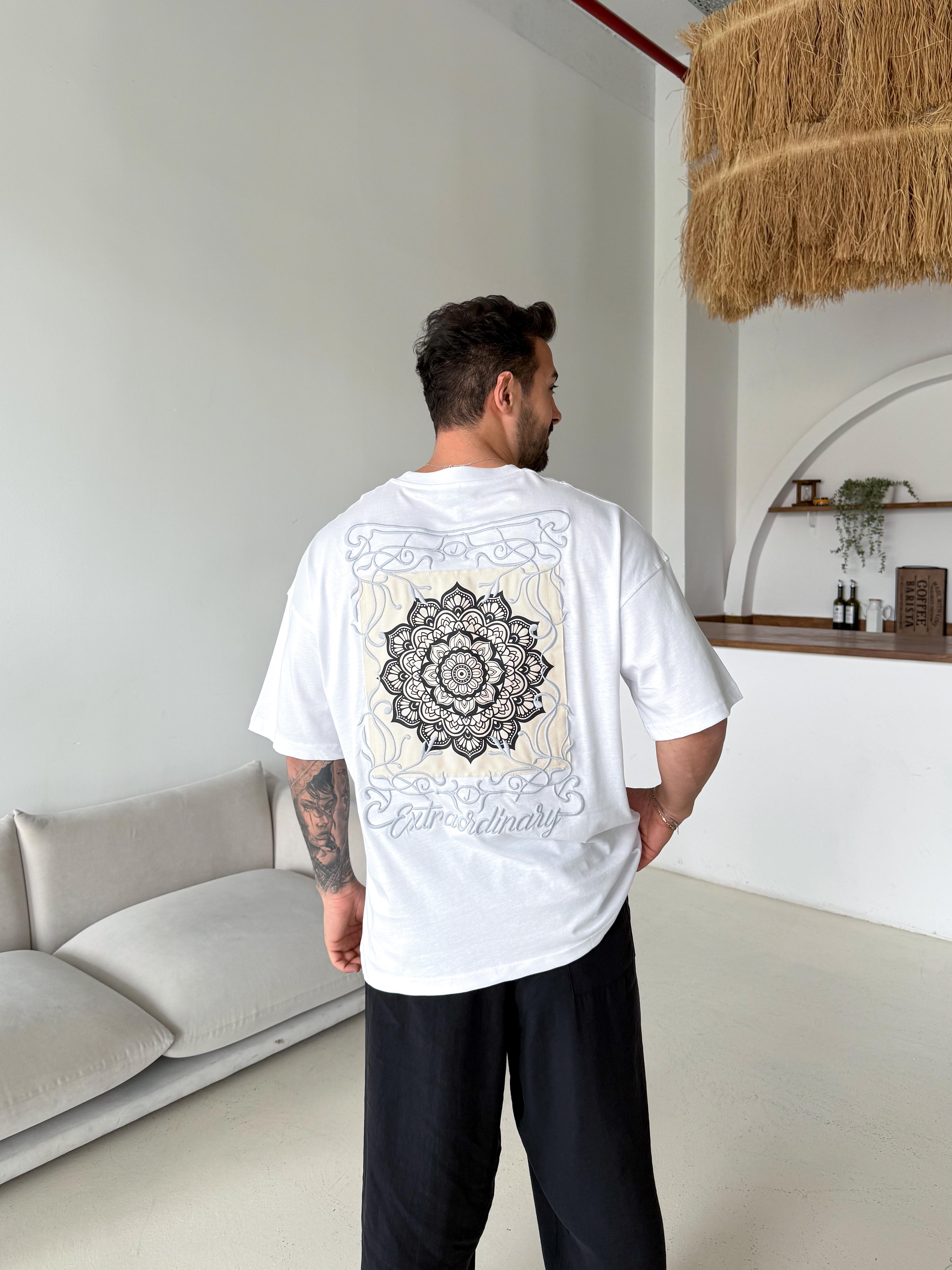 Beyaz Extra Nakışlı Oversize Tişört JJ