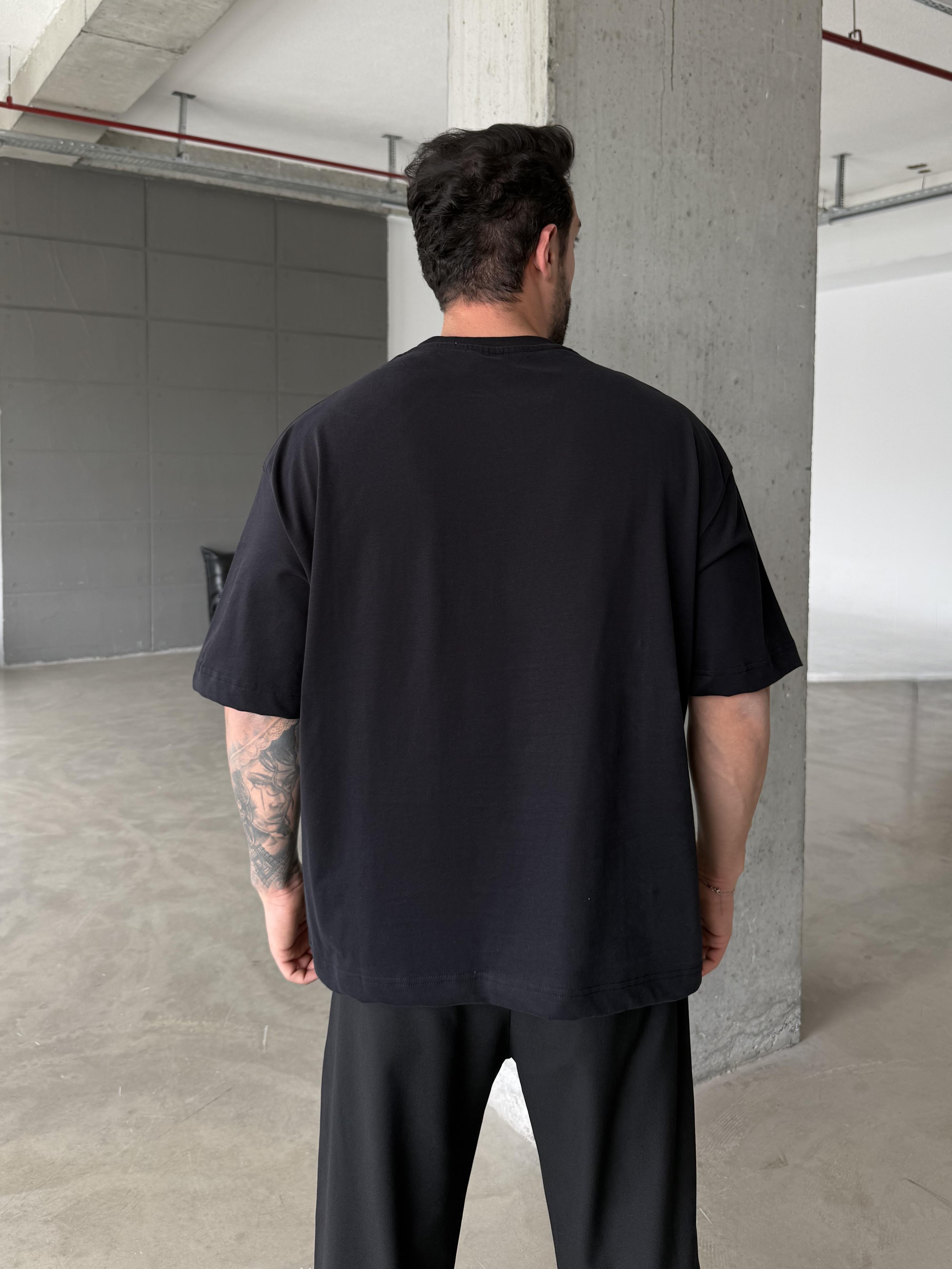 Siyah Fırçalı Minimalist Ön At Nakış Tişört PLZ 26184
