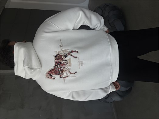 Ekru Kapşonlu Sırt At Aplikeli Püsküllü Sweatshirt PLZ 27003