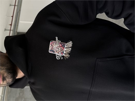 Siyah Kapşonlu Sırt At Aplikeli Püsküllü Sweatshirt PLZ 27003