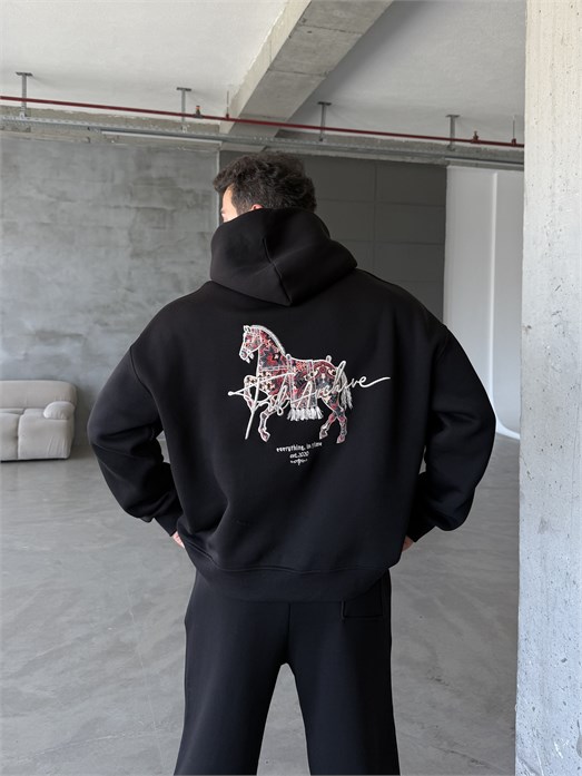 Siyah Kapşonlu Sırt At Aplikeli Püsküllü Sweatshirt PLZ 27003