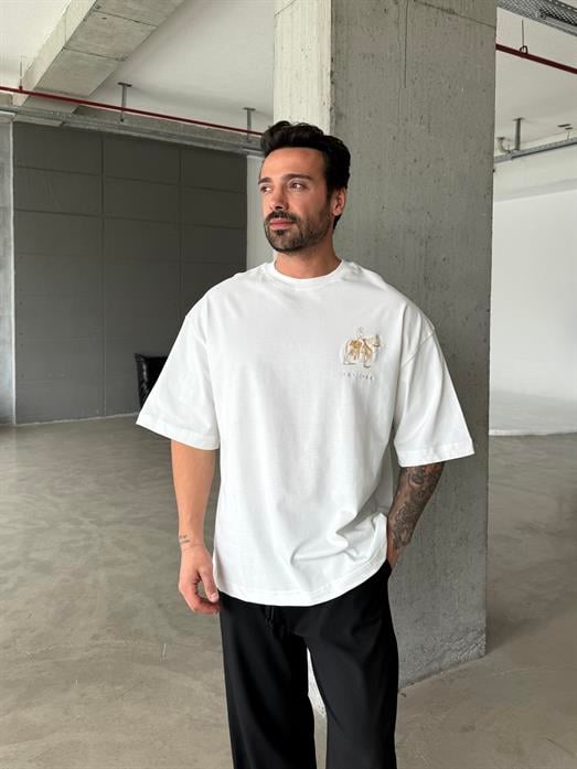 Beyaz Fırçalı Minimalist Ön At Nakış Tişört PLZ 26184