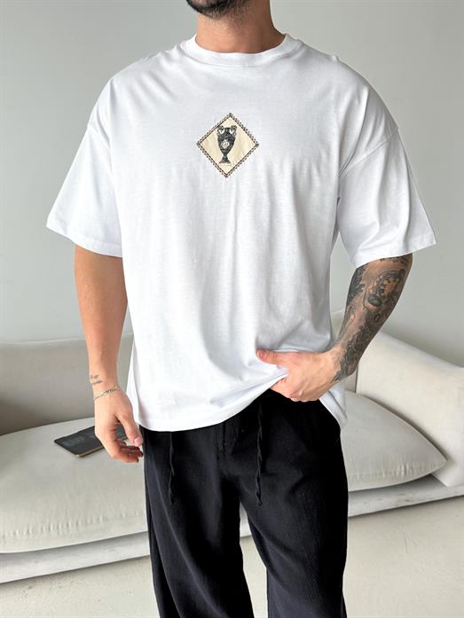 Beyaz Patchli Kupa İşlemeli Oversize Tişört JJ