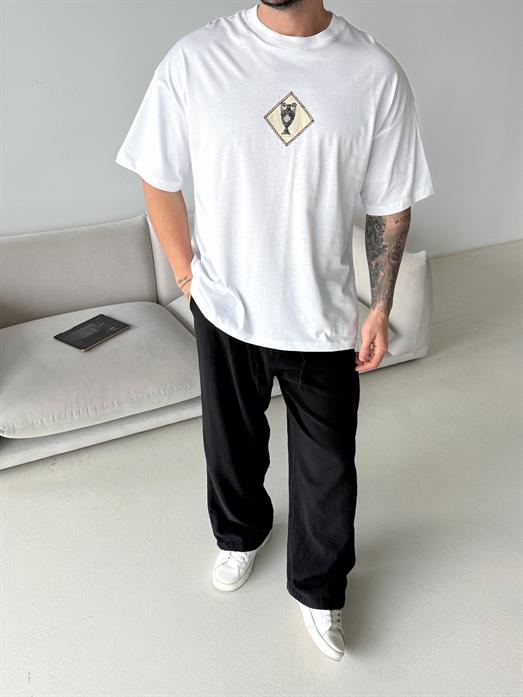 Beyaz Patchli Kupa İşlemeli Oversize Tişört JJ