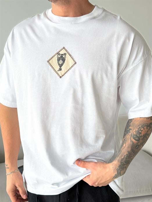 Beyaz Patchli Kupa İşlemeli Oversize Tişört JJ