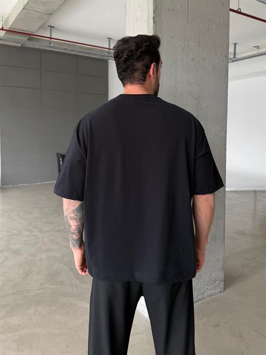 Siyah Fırçalı Minimalist Ön At Nakış Tişört PLZ 26184