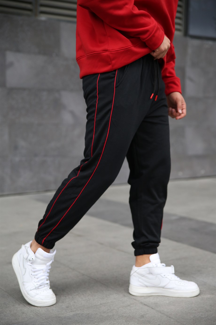 JOGGERErkek Siyah Yanı Çift İnce Kırmızı Şeritli Jogger ZB