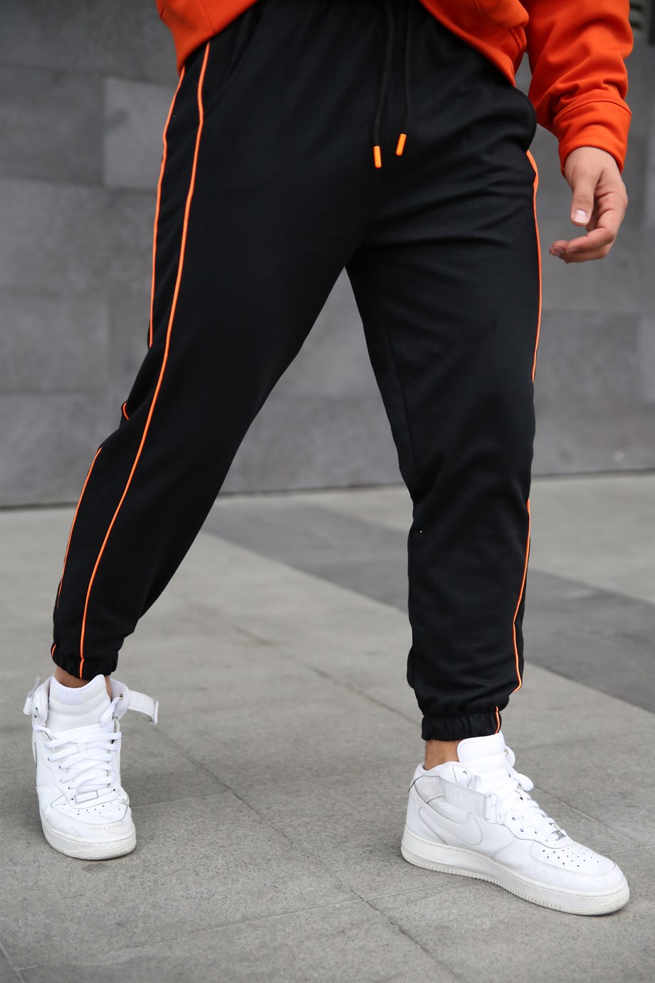 JOGGERErkek Siyah Yanı Çift İnce Turuncu Şeritli Jogger ZB