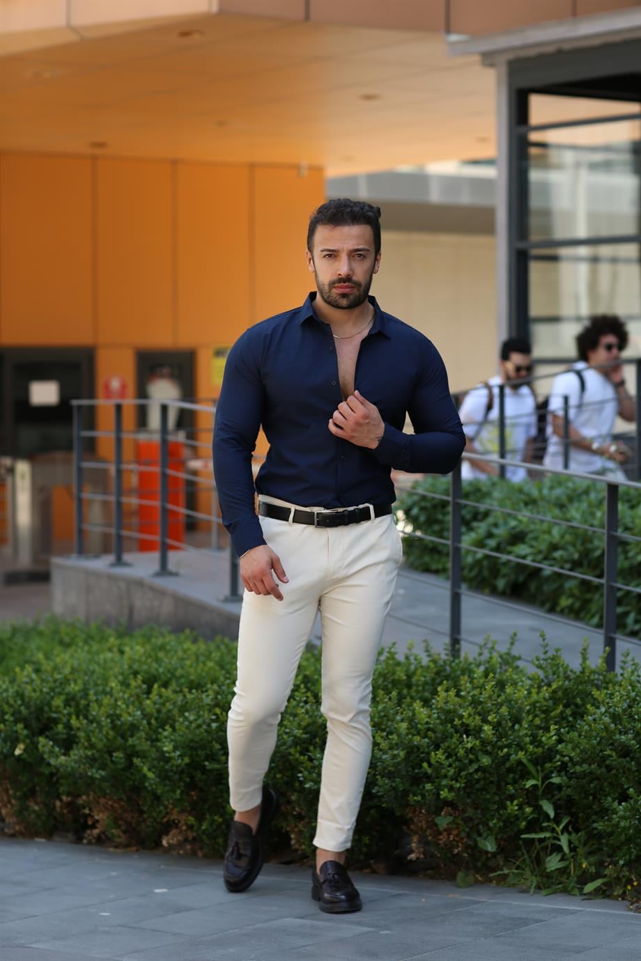 KOMBİNLacivert Klasik Gömlek, Açık Bej Slim Fir Kumaş Pantolon Kombin