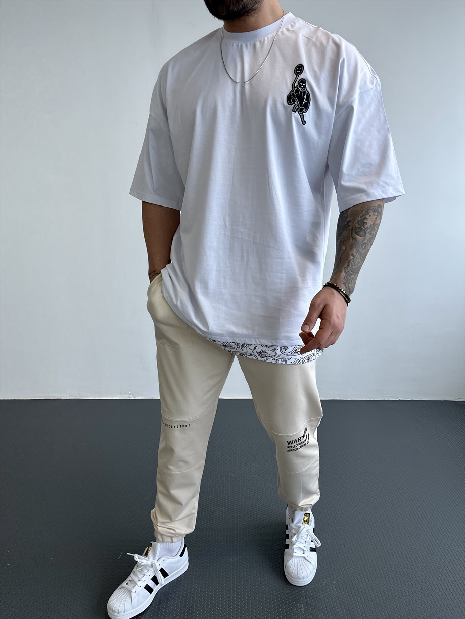 OVERSİZE TSHİRTLERBeyaz Göğüsten Maske Silah Nakışlı Etek Detaylı Oversize Tshirt BLTZ