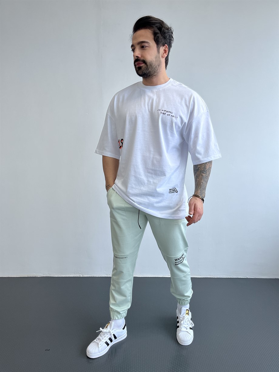 OVERSİZE TSHİRTLERBeyaz Gövde 18 Baskılı Sırt Maske Baskılı Oversize T-SHİRT BLTZ