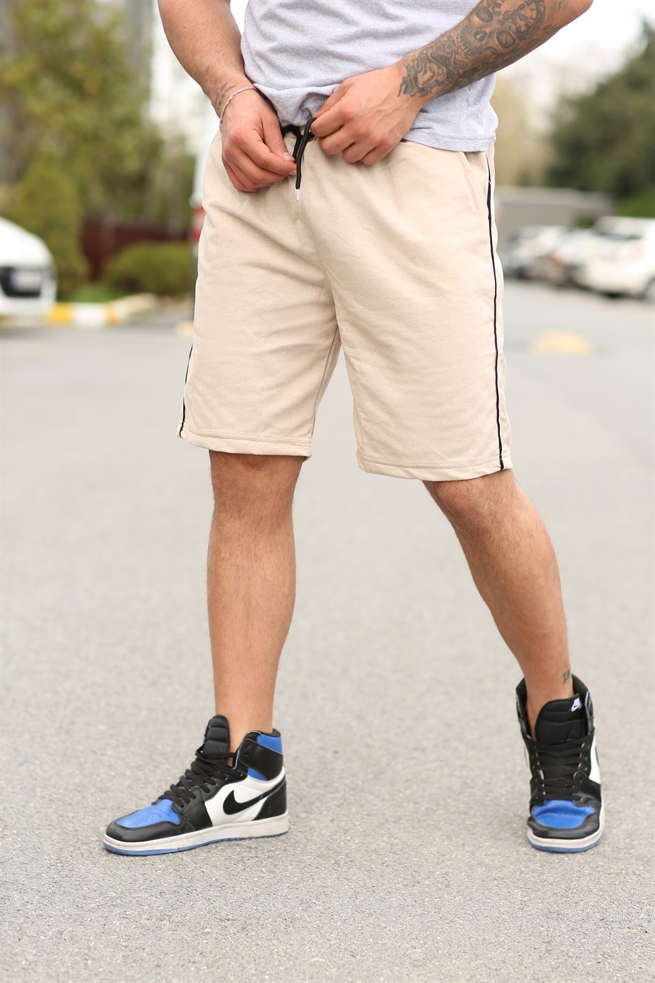 ŞORTKrem Yanı Beyaz Şeritli Şort