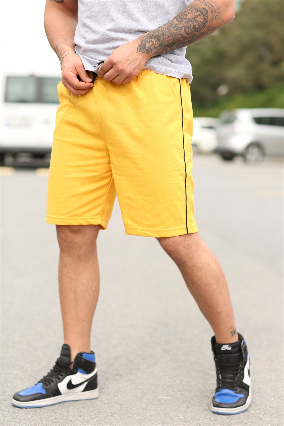 ŞORTSarı Yanı Siyah Şeritli Şort