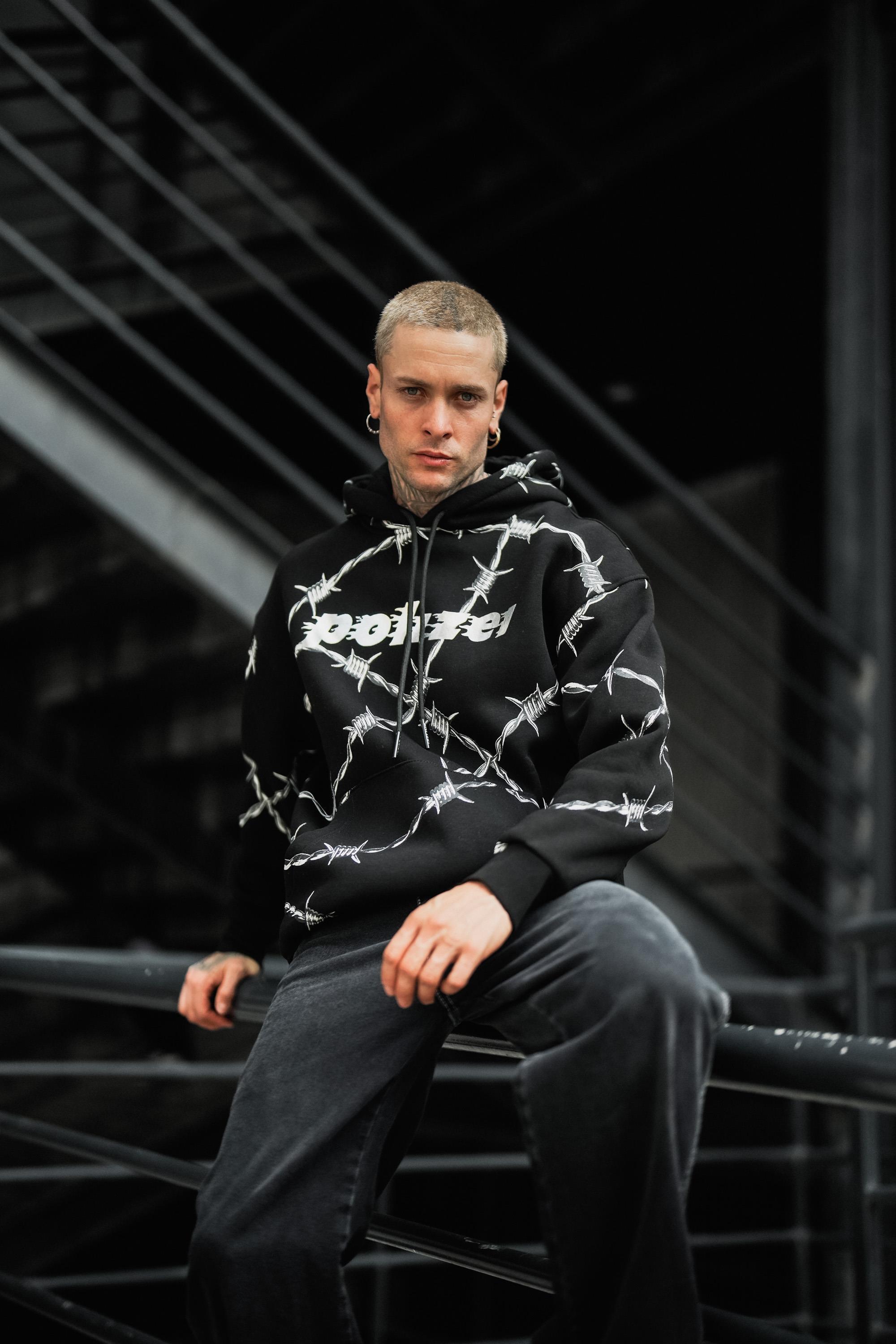 SweatSiyah Tel Örgü Pano Baskı Düz Kapşonlu  Sweatshirt PLZ