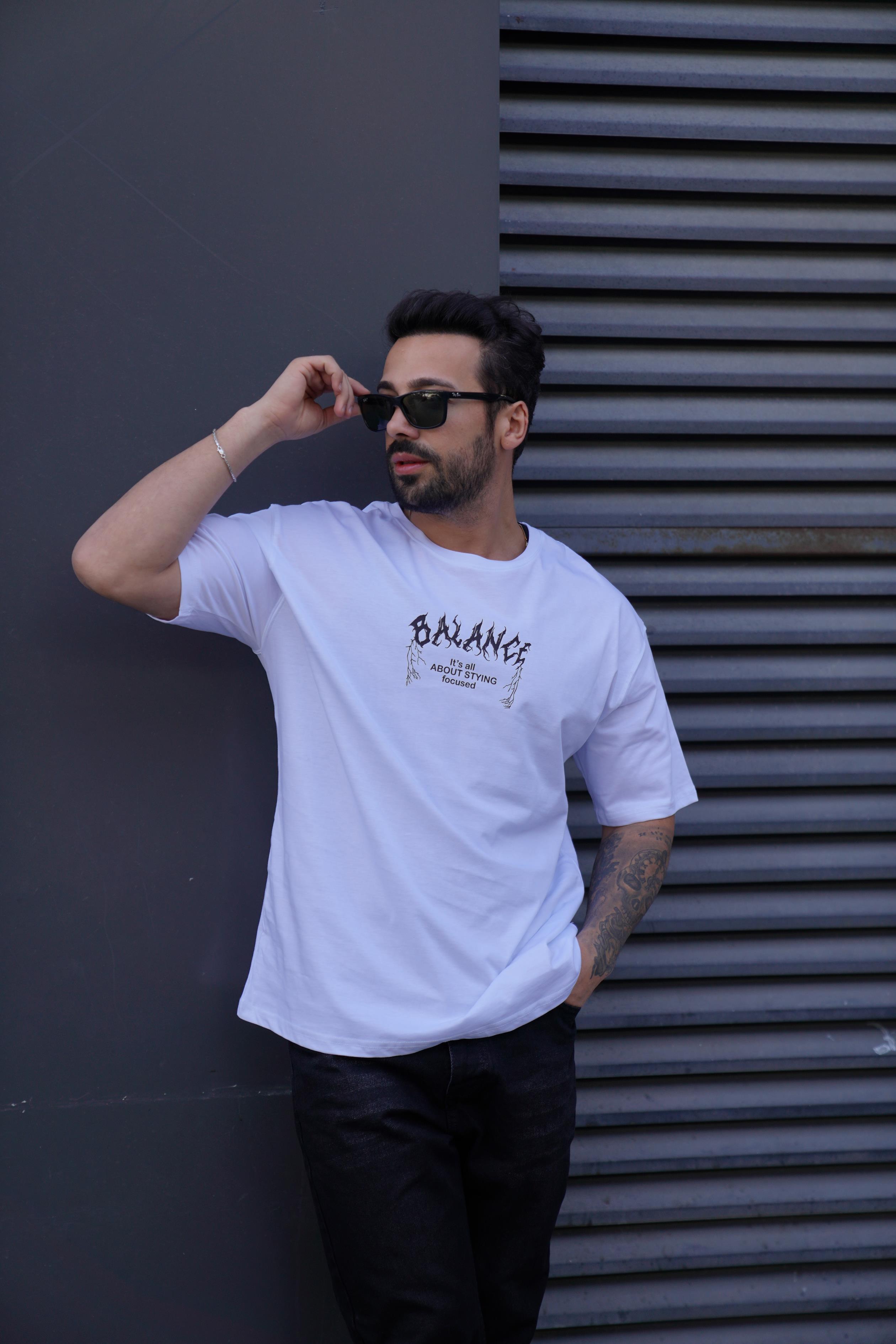 T-SHİRTBeyaz Balance Baskılı Oversize T-Shirt TK