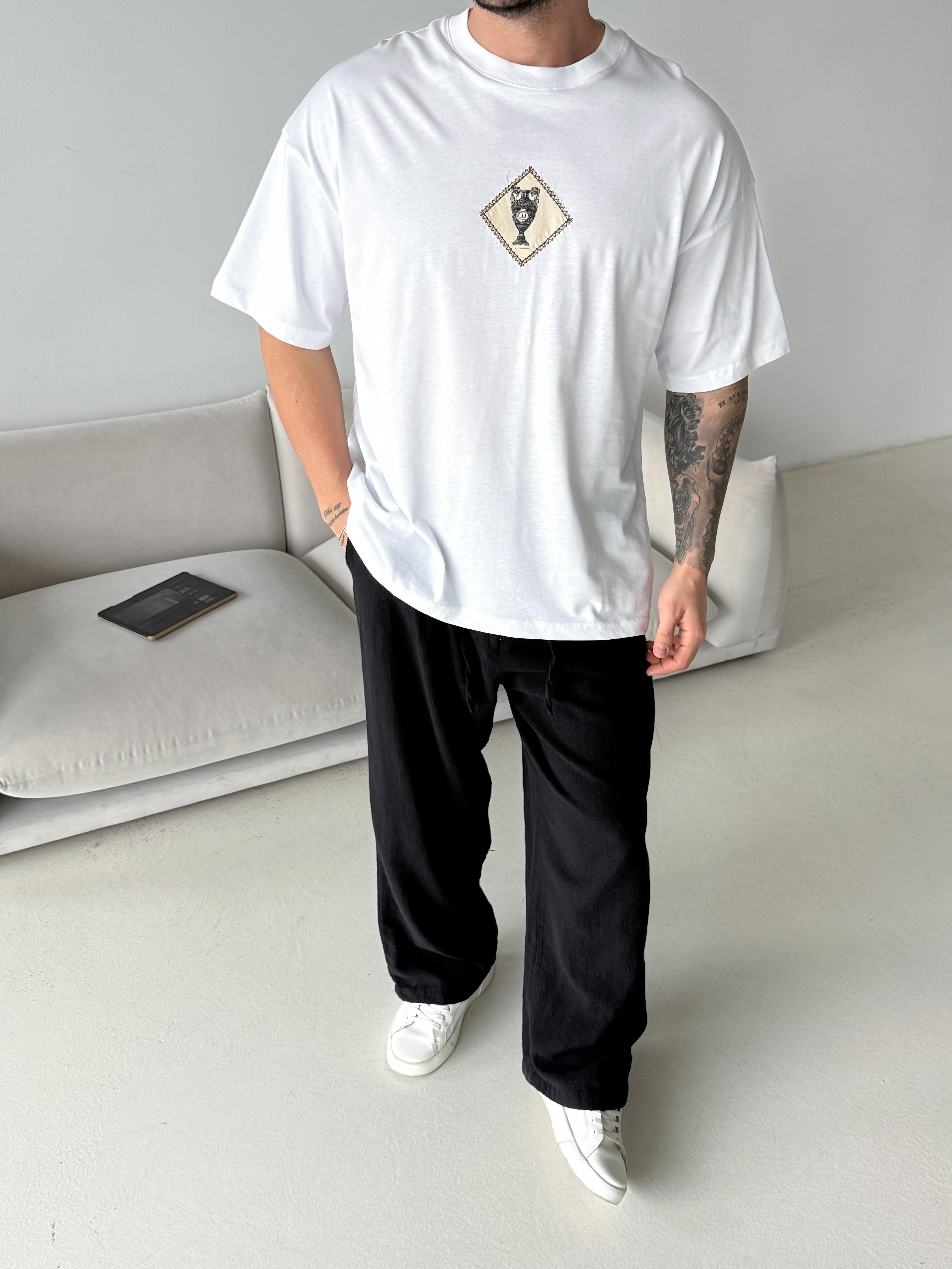 T-SHİRTBeyaz Patchli Kupa İşlemeli Oversize Tişört JJ