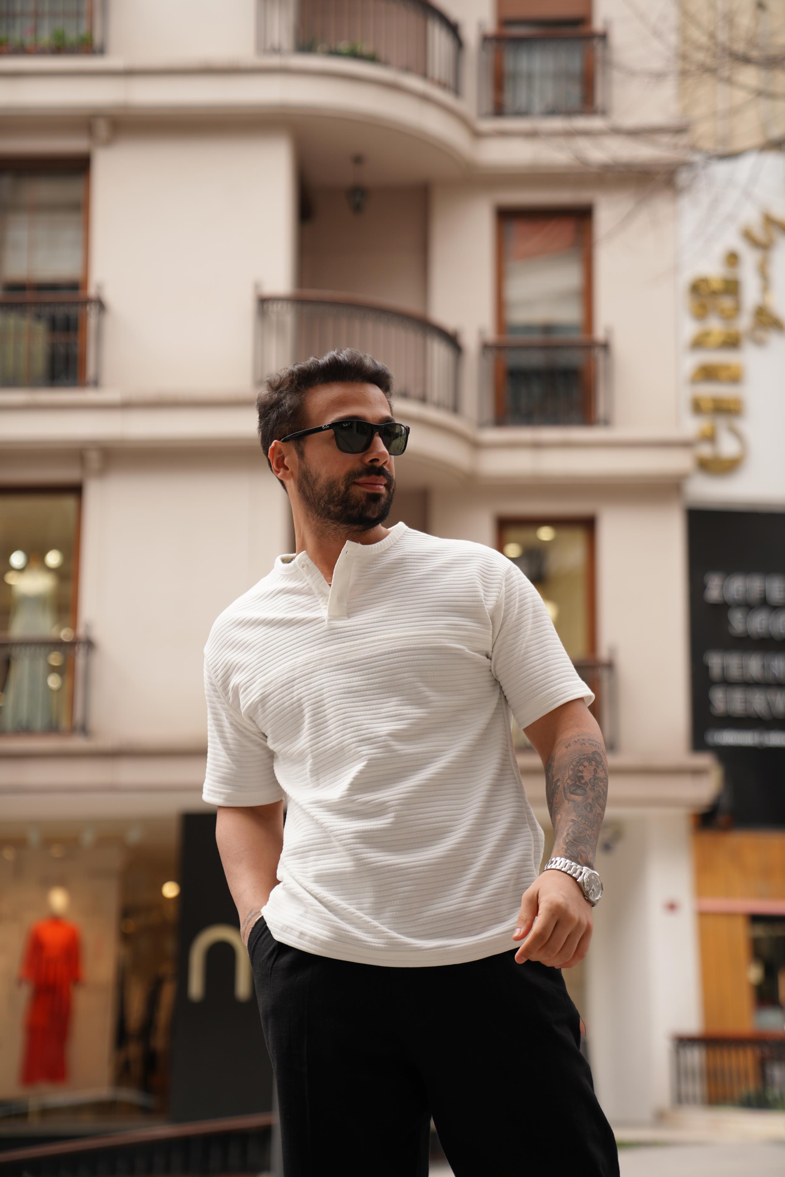 T-SHİRTBeyaz Patlı Parçalı İki Düğmeli T-Shirt SNZ 3903